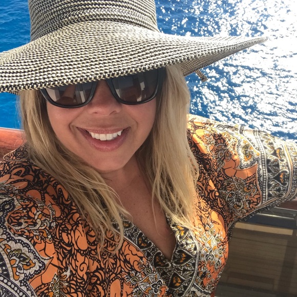 Meet your Posher, Jenn - Picture 2 of 6